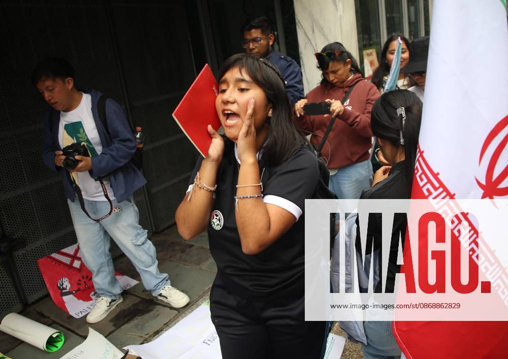 TO-45388 & x2013; Mexico City, October 7, 2026: Hundreds of students from the Rafael Ram& xed;rez National Federation of Revolutionary Students are protesting against the genocide in Palestine at the former U.S. Embassy site in Mexico City, where they smashed pi& xf1;atas bearing the likenesses of Donald Trump and Benjamin Netanyahu. Photo: Ian Robles .com.mx - ZUMAcs4_ 20261007_faa_cs4_186