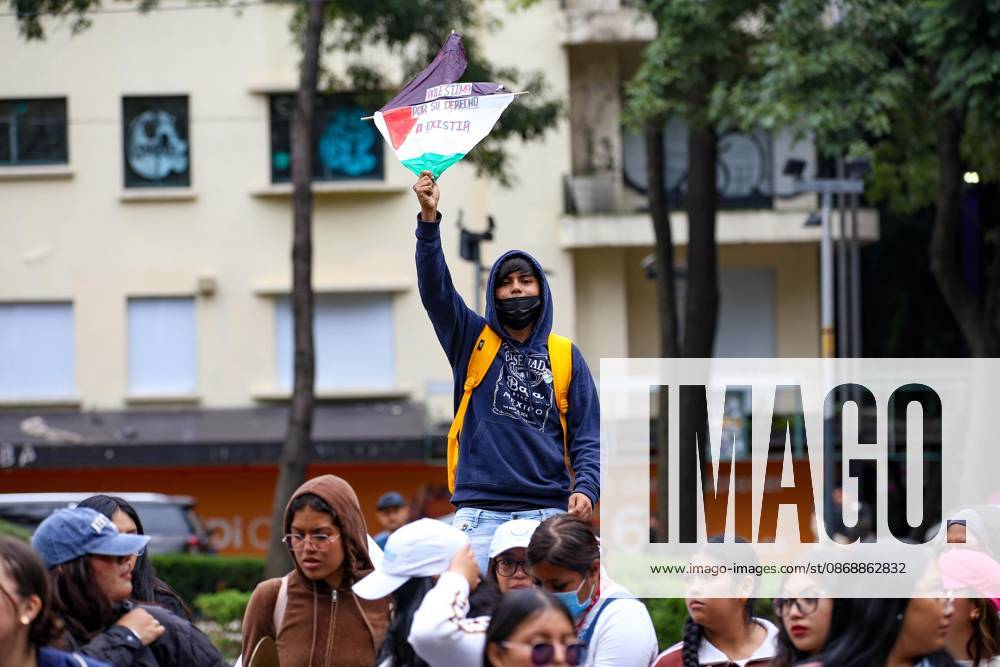 TO-45388 & x2013; Mexico City, October 7, 2026: Hundreds of students from the Rafael Ram& xed;rez National Federation of Revolutionary Students are protesting against the genocide in Palestine at the former U.S. Embassy site in Mexico City, where they smashed pi& xf1;atas bearing the likenesses of Donald Trump and Benjamin Netanyahu. Photo: Ian Robles .com.mx - ZUMAcs4_ 20261007_faa_cs4_188