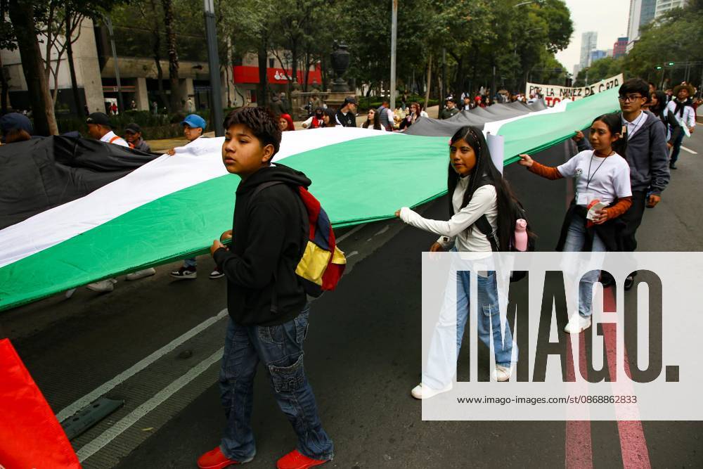 TO-45388 & x2013; Mexico City, October 7, 2026: Hundreds of students from the Rafael Ram& xed;rez National Federation of Revolutionary Students are protesting against the genocide in Palestine at the former U.S. Embassy site in Mexico City, where they smashed pi& xf1;atas bearing the likenesses of Donald Trump and Benjamin Netanyahu. Photo: Ian Robles .com.mx - ZUMAcs4_ 20261007_faa_cs4_192