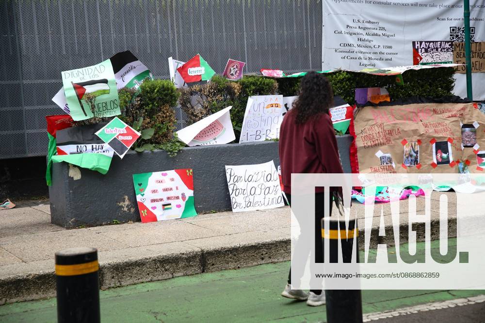TO-45388 & x2013; Mexico City, October 7, 2026: Hundreds of students from the Rafael Ram& xed;rez National Federation of Revolutionary Students are protesting against the genocide in Palestine at the former U.S. Embassy site in Mexico City, where they smashed pi& xf1;atas bearing the likenesses of Donald Trump and Benjamin Netanyahu. Photo: Ian Robles .com.mx - ZUMAcs4_ 20261007_faa_cs4_194