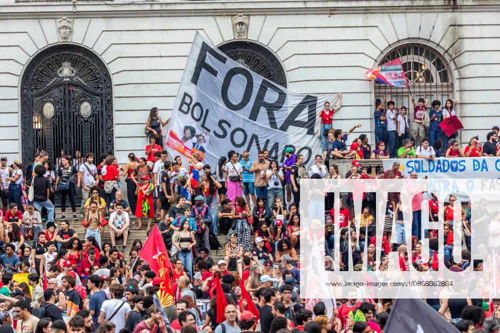 Rio de Janeiro, Brazil. October 7, 2026. March for Democracy: Students gather to protest the rise of the far right and march through the city center (CineloÂ¢ndia) in support of President Lula s candidacy. Photo: . - ZUMAl255 20261007_zip_l255_004