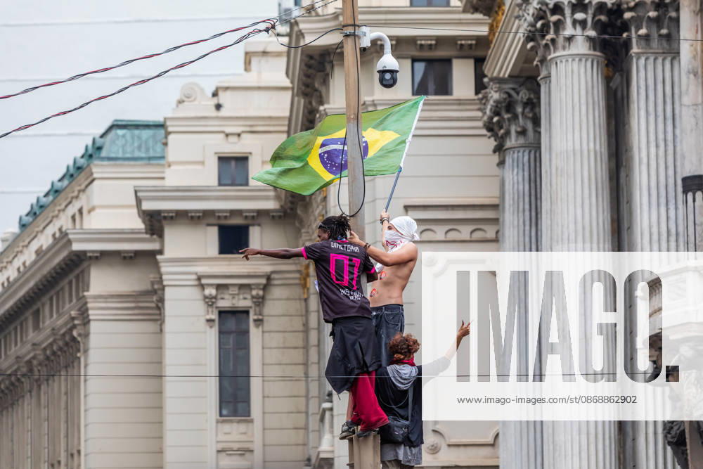 Rio de Janeiro, Brazil. October 7, 2026. March for Democracy: Students gather to protest the rise of the far right and march through the city center (CineloÂ¢ndia) in support of President Lula s candidacy. Photo: . - ZUMAl255 20261007_zip_l255_001