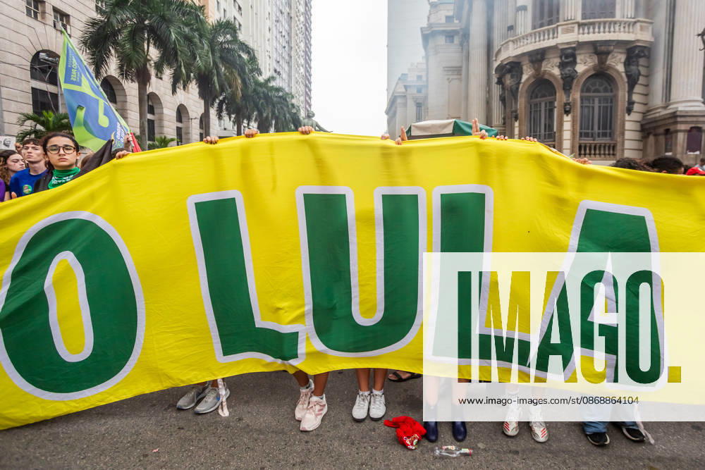 Rio de Janeiro, Brazil. October 7, 2026. March for Democracy: Students gather to protest the rise of the far right and march through the city center (Cinelo¢ndia) in support of President Lula s candidacy. Photo: . - ZUMAl255 20261007_zip_l255_017