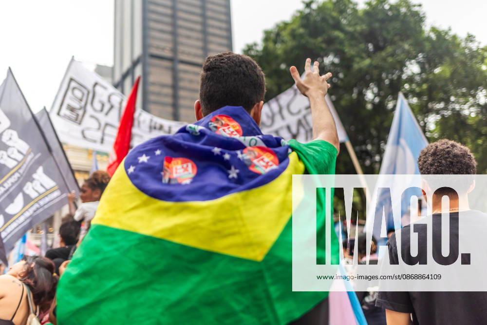 Rio de Janeiro, Brazil. October 7, 2026. March for Democracy: Students gather to protest the rise of the far right and march through the city center (CineloÂ¢ndia) in support of President Lula s candidacy. Photo: . - ZUMAl255 20261007_zip_l255_019