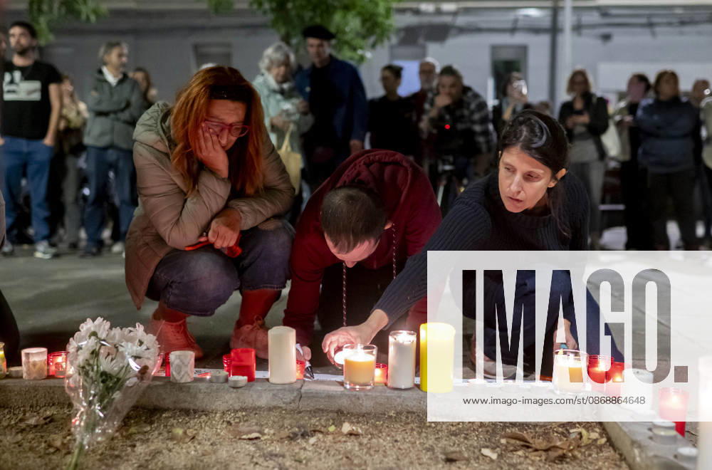 Maricarmen Abascal, who became a symbol of the fight for housing after her eviction, has died. Several members of the Tenants’ Union left candles and messages at Maricarmen’s home on October 7, 2026, in Madrid, Spain. Maricarmen Abascal, who became a symbol of the housing rights movement that led to the Puerta del Sol encampment after being evicted from the home in Retiro where she had lived for 70 years, died on Wednesday, as confirmed by the Tenants’ Union. The woman had been hospitalized at Gregorio Maranón Hospital since September 23. On that day, she was carried out on a stretcher from her home on Alcalde Sainz de Baranda Street after the eviction order was enforced, despite protests from dozens of activists, and transferred to the Ma