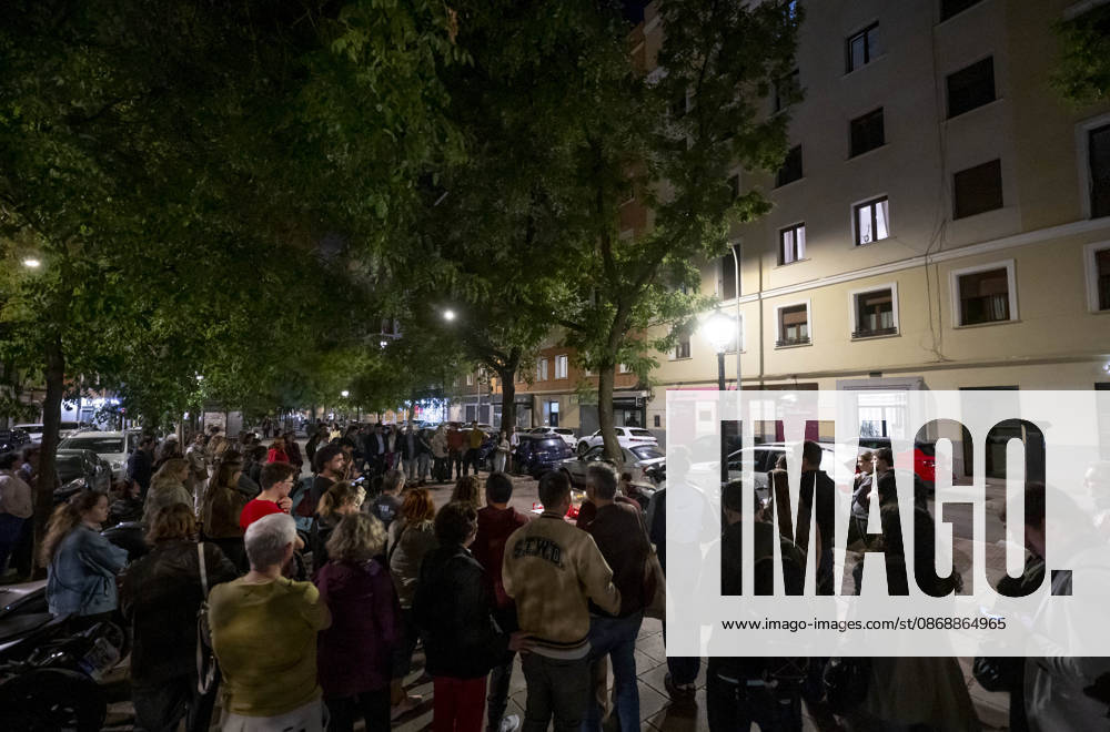 Maricarmen Abascal, who became a symbol of the fight for housing after her eviction, has died. Several people leave candles and messages at Maricarmen’s home on October 7, 2026, in Madrid, Spain. Maricarmen Abascal, who became a symbol of the housing rights movement that led to the Puerta del Sol encampment after being evicted from the home in Retiro where she had lived for 70 years, died on Wednesday, as confirmed by the Tenants’ Union. The woman had been hospitalized at Gregorio Maranón Hospital since September 23. On that day, she was carried out on a stretcher from her home on Alcalde Sainz de Baranda Street after the eviction order was enforced, despite protests from dozens of activists, and transferred to the Madrid hospital due to h