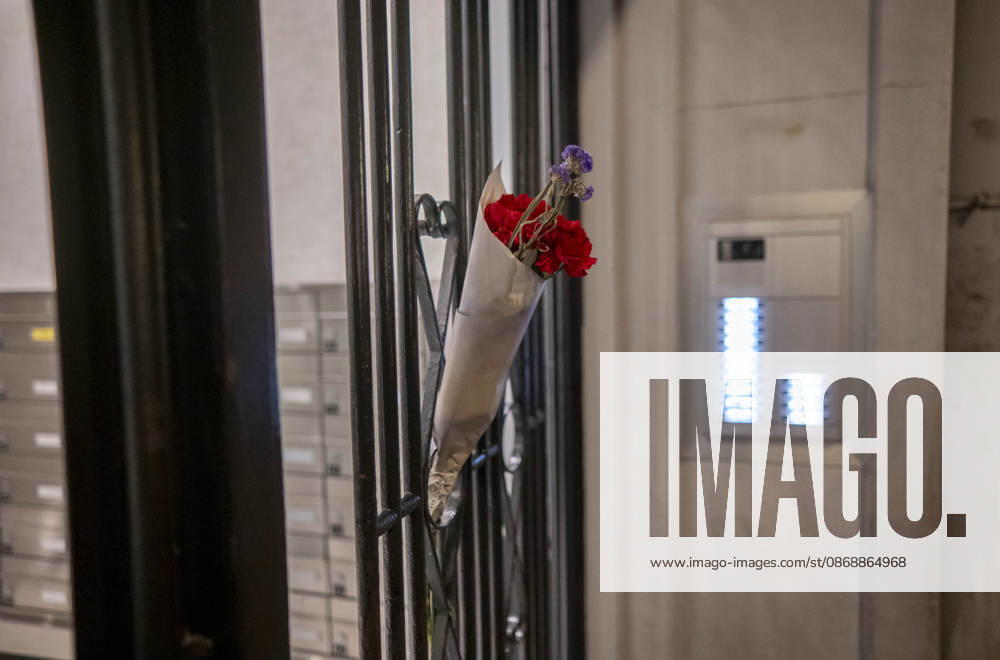 Maricarmen Abascal, who became a symbol of the fight for housing after her eviction, has died. A bouquet of flowers at Maricarmen’s home on October 7, 2026, in Madrid, Spain. Maricarmen Abascal, who became a symbol of the housing rights movement that led to the Puerta del Sol encampment after being evicted from the home in Retiro where she had lived for 70 years, died on Wednesday, as confirmed by the Tenants’ Union. The woman had been hospitalized at Gregorio Maranón Hospital since September 23. On that day, she was carried out on a stretcher from her home on Alcalde Sainz de Baranda Street after the eviction order was enforced, despite protests from dozens of activists, and transferred to the Madrid hospital due to her fragile health. OC