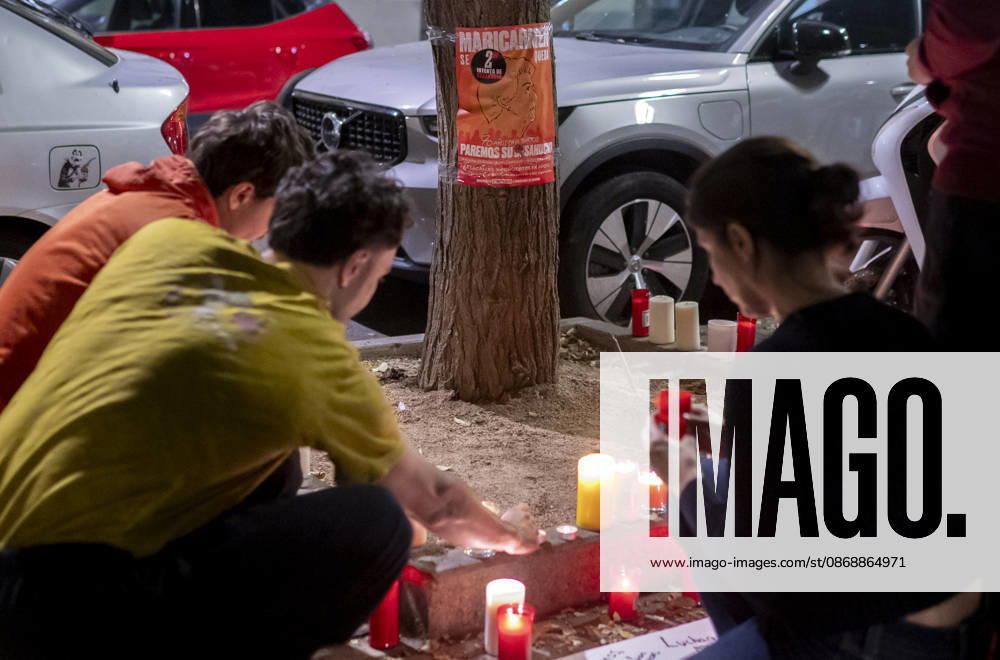 Maricarmen Abascal, who became a symbol of the fight for housing after her eviction, has died. Several members of the Tenants’ Union left candles and messages at Maricarmen’s home on October 7, 2026, in Madrid, Spain. Maricarmen Abascal, who became a symbol of the housing rights movement that led to the Puerta del Sol encampment after being evicted from the home in Retiro where she had lived for 70 years, died on Wednesday, as confirmed by the Tenants’ Union. The woman had been hospitalized at Gregorio Maranón Hospital since September 23. On that day, she was carried out on a stretcher from her home on Alcalde Sainz de Baranda Street after the eviction order was enforced, despite protests from dozens of activists, and transferred to the Ma