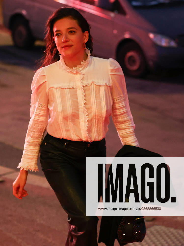 ZOE ADJANI arrives for a screening during the 37th Dinard British and Irish Film Festival in Dinard, France. Dinard France - ZUMAc179 20261007_zep_c179_028