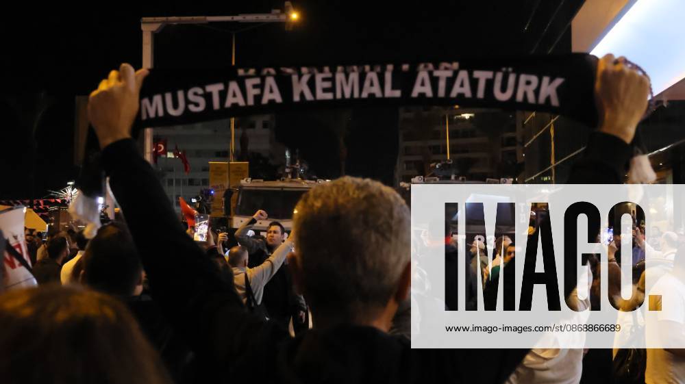 °Zmir, To¼rkiye: IZMIR, TURKEY, OCTOBER 7, 2026: Supporters of the opposition YENI Parti protest after Izmir Metropolitan Mayor Cemil Tugay joined President Recep Tayyip Erdogan s ruling AKP. Tugay was elected mayor as a CHP candidate in the 2024 local elections before leaving the party earlier this year. Protesters attempted to march toward Izmir City Hall carrying a black wreath, black carnations and a symbolic coffin while chanting for Tugay to resign. Police blocked parts of the march with barricades, riot police and water cannon vehicles, with protesters leaving flowers and the wreath near police barriers. °Zmir Türkiye - ZUMAq101 20261007_zna_q101_312