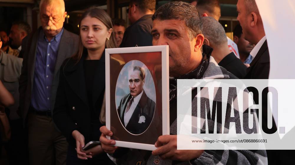 Â°Zmir, ToÂ¼rkiye: IZMIR, TURKEY, OCTOBER 7, 2026: Supporters of the opposition YENI Parti protest after Izmir Metropolitan Mayor Cemil Tugay joined President Recep Tayyip Erdogan s ruling AKP. Tugay was elected mayor as a CHP candidate in the 2024 local elections before leaving the party earlier this year. Protesters attempted to march toward Izmir City Hall carrying a black wreath, black carnations and a symbolic coffin while chanting for Tugay to resign. Police blocked parts of the march with barricades, riot police and water cannon vehicles, with protesters leaving flowers and the wreath near police barriers. Â°Zmir Türkiye - ZUMAq101 20261007_zna_q101_313