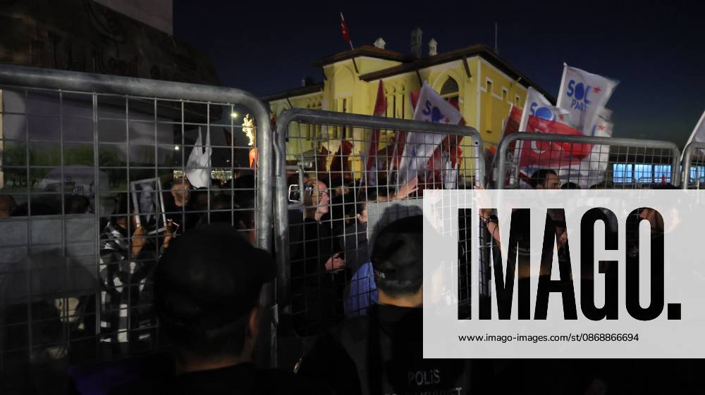°Zmir, To¼rkiye: IZMIR, TURKEY, OCTOBER 7, 2026: Supporters of the opposition YENI Parti protest after Izmir Metropolitan Mayor Cemil Tugay joined President Recep Tayyip Erdogan s ruling AKP. Tugay was elected mayor as a CHP candidate in the 2024 local elections before leaving the party earlier this year. Protesters attempted to march toward Izmir City Hall carrying a black wreath, black carnations and a symbolic coffin while chanting for Tugay to resign. Police blocked parts of the march with barricades, riot police and water cannon vehicles, with protesters leaving flowers and the wreath near police barriers. °Zmir Türkiye - ZUMAq101 20261007_zna_q101_314