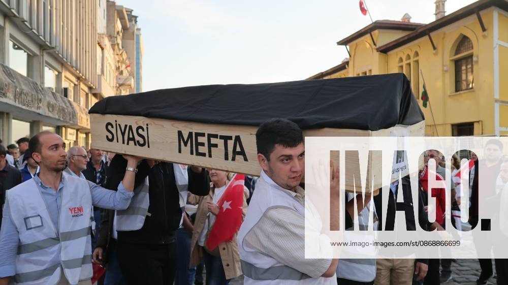 °Zmir, To¼rkiye: IZMIR, TURKEY, OCTOBER 7, 2026: Supporters of the opposition YENI Parti protest after Izmir Metropolitan Mayor Cemil Tugay joined President Recep Tayyip Erdogan s ruling AKP. Tugay was elected mayor as a CHP candidate in the 2024 local elections before leaving the party earlier this year. Protesters attempted to march toward Izmir City Hall carrying a black wreath, black carnations and a symbolic coffin while chanting for Tugay to resign. Police blocked parts of the march with barricades, riot police and water cannon vehicles, with protesters leaving flowers and the wreath near police barriers. °Zmir Türkiye - ZUMAq101 20261007_zna_q101_311