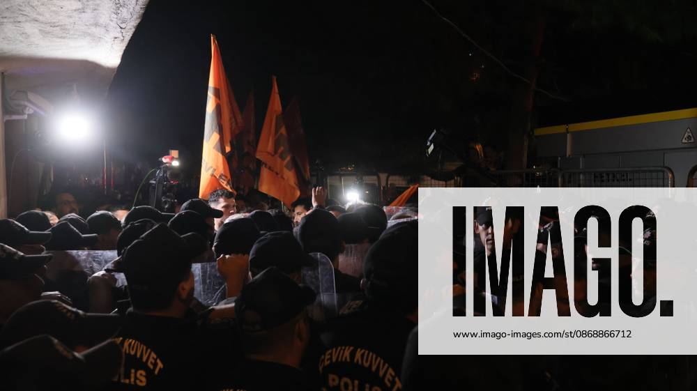 Â°Zmir, ToÂ¼rkiye: IZMIR, TURKEY, OCTOBER 7, 2026: Supporters of the opposition YENI Parti protest after Izmir Metropolitan Mayor Cemil Tugay joined President Recep Tayyip Erdogan s ruling AKP. Tugay was elected mayor as a CHP candidate in the 2024 local elections before leaving the party earlier this year. Protesters attempted to march toward Izmir City Hall carrying a black wreath, black carnations and a symbolic coffin while chanting for Tugay to resign. Police blocked parts of the march with barricades, riot police and water cannon vehicles, with protesters leaving flowers and the wreath near police barriers. Â°Zmir Türkiye - ZUMAq101 20261007_zna_q101_317
