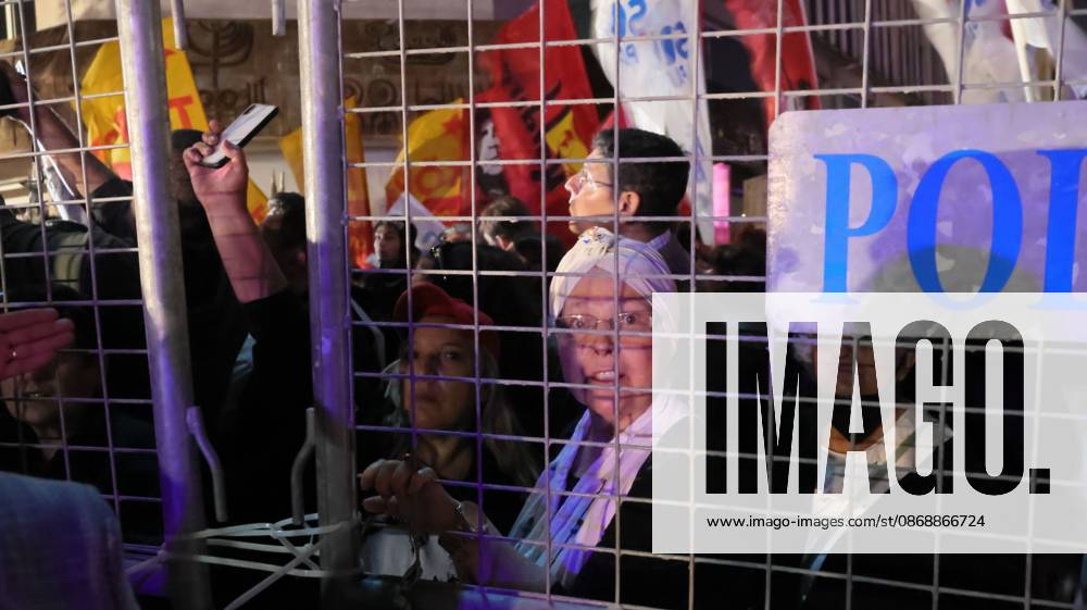 °Zmir, To¼rkiye: IZMIR, TURKEY, OCTOBER 7, 2026: Supporters of the opposition YENI Parti protest after Izmir Metropolitan Mayor Cemil Tugay joined President Recep Tayyip Erdogan s ruling AKP. Tugay was elected mayor as a CHP candidate in the 2024 local elections before leaving the party earlier this year. Protesters attempted to march toward Izmir City Hall carrying a black wreath, black carnations and a symbolic coffin while chanting for Tugay to resign. Police blocked parts of the march with barricades, riot police and water cannon vehicles, with protesters leaving flowers and the wreath near police barriers. °Zmir Türkiye - ZUMAq101 20261007_zna_q101_318