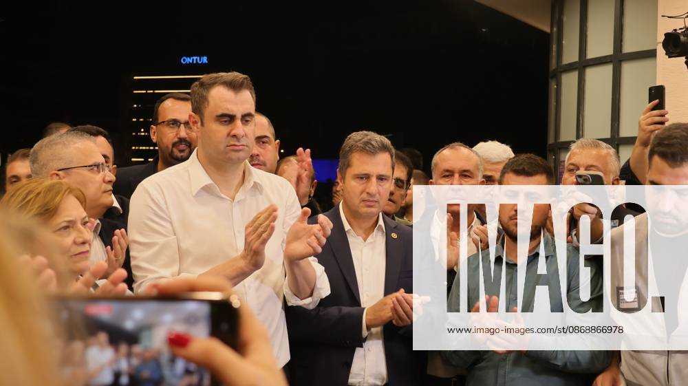 °Zmir, To¼rkiye: IZMIR, TURKEY, OCTOBER 7, 2026: Supporters of the opposition YENI Parti protest after Izmir Metropolitan Mayor Cemil Tugay joined President Recep Tayyip Erdogan s ruling AKP. Tugay was elected mayor as a CHP candidate in the 2024 local elections before leaving the party earlier this year. Protesters attempted to march toward Izmir City Hall carrying a black wreath, black carnations and a symbolic coffin while chanting for Tugay to resign. Police blocked parts of the march with barricades, riot police and water cannon vehicles, with protesters leaving flowers and the wreath near police barriers. °Zmir Türkiye - ZUMAq101 20261007_zna_q101_322