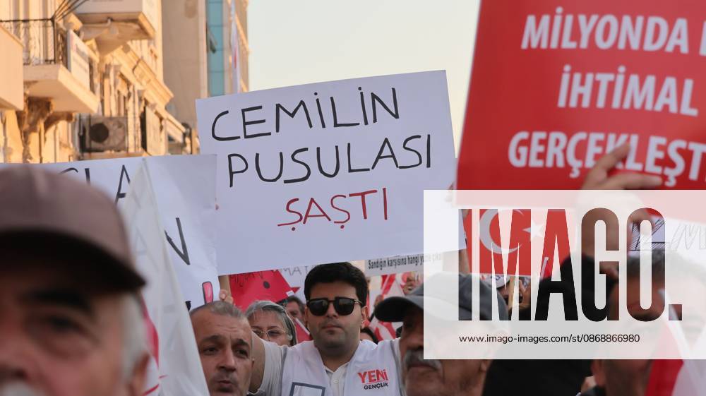 °Zmir, To¼rkiye: IZMIR, TURKEY, OCTOBER 7, 2026: Supporters of the opposition YENI Parti protest after Izmir Metropolitan Mayor Cemil Tugay joined President Recep Tayyip Erdogan s ruling AKP. Tugay was elected mayor as a CHP candidate in the 2024 local elections before leaving the party earlier this year. Protesters attempted to march toward Izmir City Hall carrying a black wreath, black carnations and a symbolic coffin while chanting for Tugay to resign. Police blocked parts of the march with barricades, riot police and water cannon vehicles, with protesters leaving flowers and the wreath near police barriers. °Zmir Türkiye - ZUMAq101 20261007_zna_q101_323