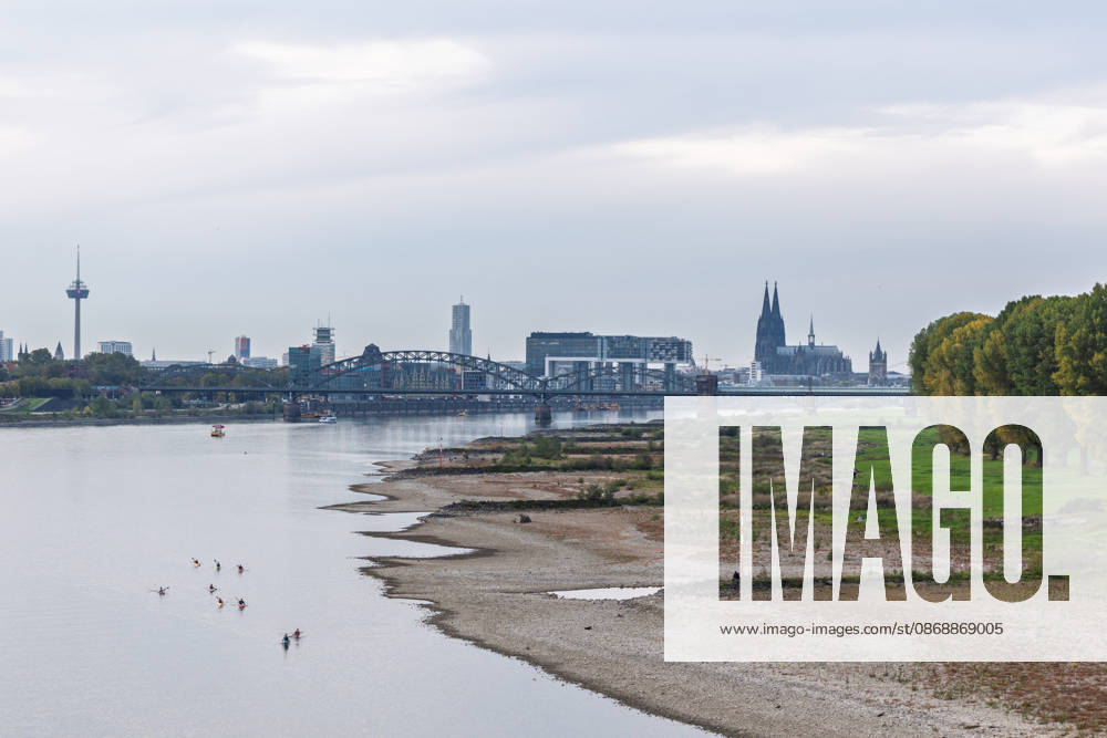 Low water levels on the Rhine: View from the Rodenkirchen Bridge (A4) toward the Cologne skyline, October 7, 2026. View from the Rodenkirchen A4 highway bridge downstream