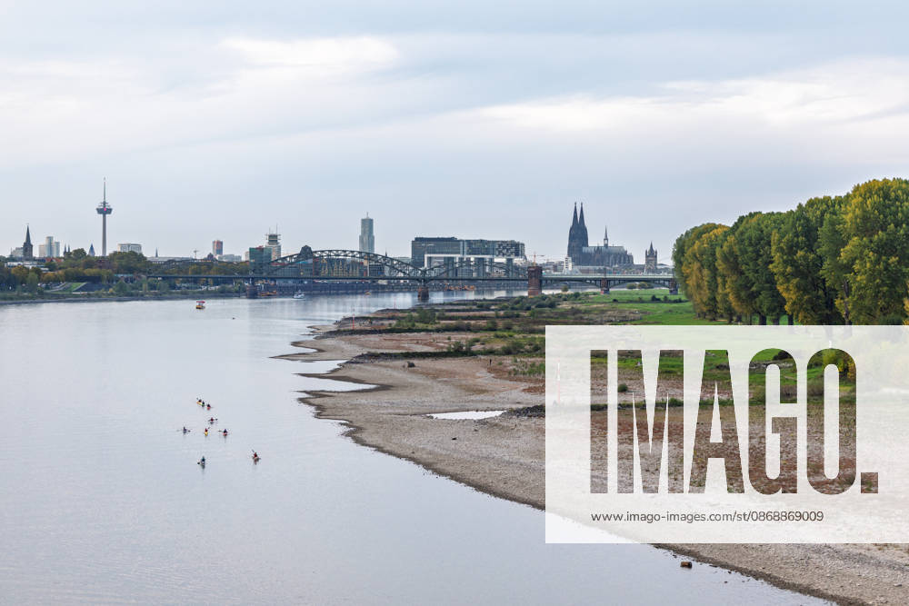 Low Water on the Rhine: View from the Rodenkirchen Bridge (A4) of the Cologne Skyline, October 7, 2026. View from the Rodenkirchen A4 highway bridge downstream along
