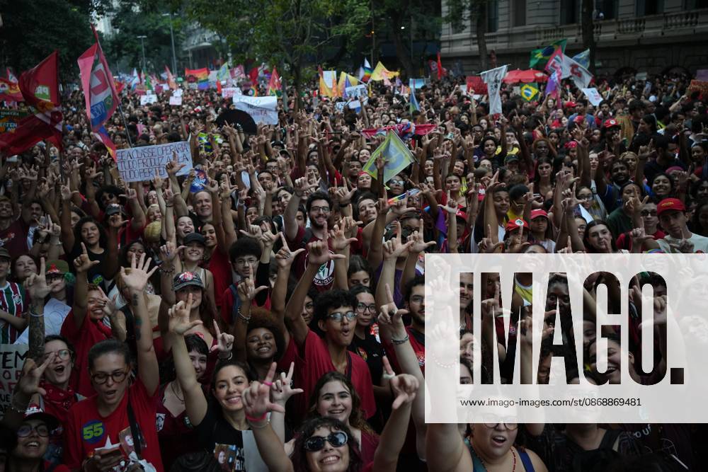 RIO DE JANEIRO, BRAZIL, OCTOBER 7, 2026: Students, youth organizations and activists march through central Rio de Janeiro in support of President Luiz Inacio Lula da Silva and against presidential candidate Flavio Bolsonaro ahead of Brazil s presidential runoff. Demonstrators marched from Candelaria to Cinelandia carrying pro-Lula and anti-far-right banners while calling for the defense of democracy, public education and student rights. Lula and Bolsonaro will face each other in the second round of the presidential election on October 25. Photo: JNA PRESS Rio De Janeiro Brazil - ZUMAq101 20261007_zna_q101_375