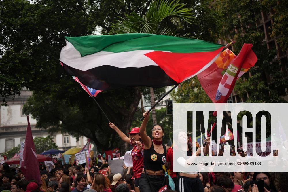 RIO DE JANEIRO, BRAZIL, OCTOBER 7, 2026: Students, youth organizations and activists march through central Rio de Janeiro in support of President Luiz Inacio Lula da Silva and against presidential candidate Flavio Bolsonaro ahead of Brazil s presidential runoff. Demonstrators marched from Candelaria to Cinelandia carrying pro-Lula and anti-far-right banners while calling for the defense of democracy, public education and student rights. Lula and Bolsonaro will face each other in the second round of the presidential election on October 25. Photo: JNA PRESS Rio De Janeiro Brazil - ZUMAq101 20261007_zna_q101_376