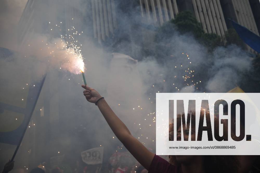 RIO DE JANEIRO, BRAZIL, OCTOBER 7, 2026: Students, youth organizations and activists march through central Rio de Janeiro in support of President Luiz Inacio Lula da Silva and against presidential candidate Flavio Bolsonaro ahead of Brazil s presidential runoff. Demonstrators marched from Candelaria to Cinelandia carrying pro-Lula and anti-far-right banners while calling for the defense of democracy, public education and student rights. Lula and Bolsonaro will face each other in the second round of the presidential election on October 25. Photo: JNA PRESS Rio De Janeiro Brazil - ZUMAq101 20261007_zna_q101_377