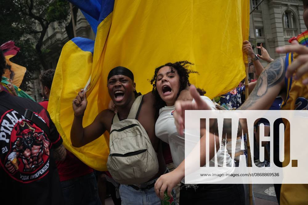 RIO DE JANEIRO, BRAZIL, OCTOBER 7, 2026: Students, youth organizations and activists march through central Rio de Janeiro in support of President Luiz Inacio Lula da Silva and against presidential candidate Flavio Bolsonaro ahead of Brazil s presidential runoff. Demonstrators marched from Candelaria to Cinelandia carrying pro-Lula and anti-far-right banners while calling for the defense of democracy, public education and student rights. Lula and Bolsonaro will face each other in the second round of the presidential election on October 25. Photo: JNA PRESS Rio De Janeiro Brazil - ZUMAq101 20261007_zna_q101_378