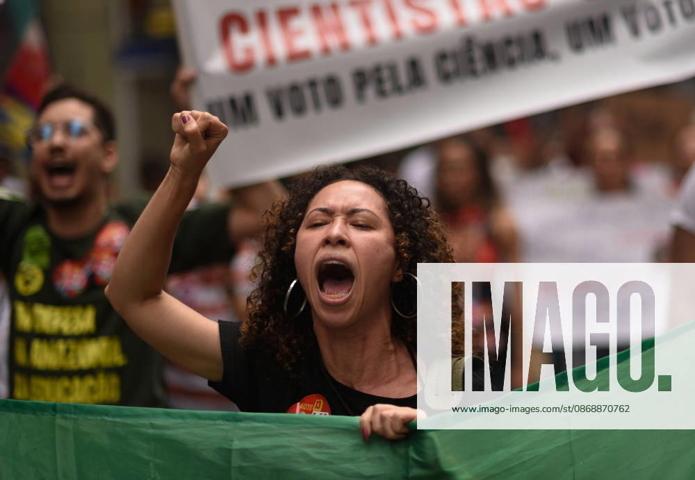 Thousands of demonstrators gathered in downtown Rio de Janeiro RIO DE JANEIRO, BRAZIL - OCTOBER 7: Thousands of demonstrators gathered in downtown in support of presidential candidate Luiz Inacio Lula da Silva (PT) ahead of the second round of Brazil’s presidential election in Rio de Janeiro on October 7, 2026. The demonstration, organized under the name Youth on the Streets for Democracy, began at Candelaria and continued with a march toward Cinelandia. Students gathered at noon for an event organized by the Rio de Janeiro State Students’ Union (UEE-RJ) as a peaceful demonstration in defense of democracy, student rights, education and equality. Fabio Teixeira Anadolu Rio de Janeiro Brazil. Editorial use only. Please get in touch for an