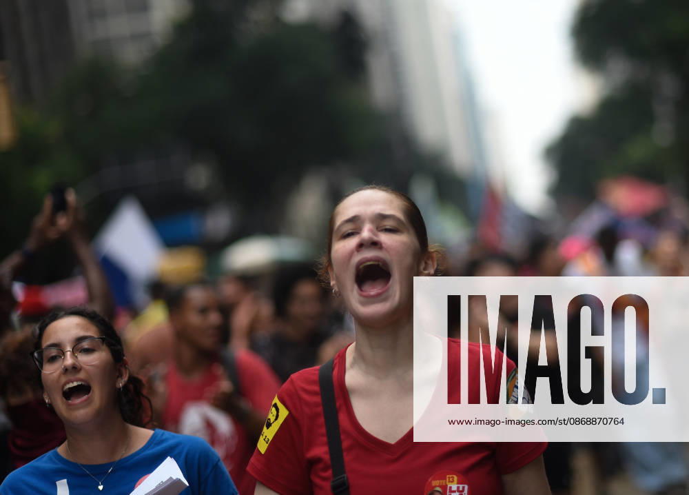 Thousands of demonstrators gathered in downtown Rio de Janeiro RIO DE JANEIRO, BRAZIL - OCTOBER 7: Thousands of demonstrators gathered in downtown in support of presidential candidate Luiz Inacio Lula da Silva (PT) ahead of the second round of Brazil’s presidential election in Rio de Janeiro on October 7, 2026. The demonstration, organized under the name Youth on the Streets for Democracy, began at Candelaria and continued with a march toward Cinelandia. Students gathered at noon for an event organized by the Rio de Janeiro State Students’ Union (UEE-RJ) as a peaceful demonstration in defense of democracy, student rights, education and equality. Fabio Teixeira Anadolu Rio de Janeiro Brazil. Editorial use only. Please get in touch for an