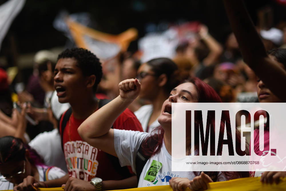Thousands of demonstrators gathered in downtown Rio de Janeiro RIO DE JANEIRO, BRAZIL - OCTOBER 7: Thousands of demonstrators gathered in downtown in support of presidential candidate Luiz Inacio Lula da Silva (PT) ahead of the second round of Brazil’s presidential election in Rio de Janeiro on October 7, 2026. The demonstration, organized under the name Youth on the Streets for Democracy, began at Candelaria and continued with a march toward Cinelandia. Students gathered at noon for an event organized by the Rio de Janeiro State Students’ Union (UEE-RJ) as a peaceful demonstration in defense of democracy, student rights, education and equality. Fabio Teixeira Anadolu Rio de Janeiro Brazil. Editorial use only. Please get in touch for an