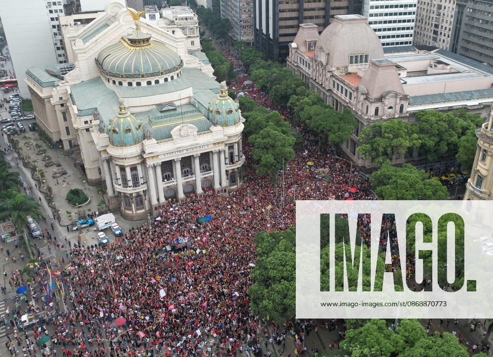 Thousands of demonstrators gathered in downtown Rio de Janeiro RIO DE JANEIRO, BRAZIL - OCTOBER 7: Thousands of demonstrators gathered in downtown in support of presidential candidate Luiz Inacio Lula da Silva (PT) ahead of the second round of Brazil’s presidential election in Rio de Janeiro on October 7, 2026. The demonstration, organized under the name Youth on the Streets for Democracy, began at Candelaria and continued with a march toward Cinelandia. Students gathered at noon for an event organized by the Rio de Janeiro State Students’ Union (UEE-RJ) as a peaceful demonstration in defense of democracy, student rights, education and equality. Fabio Teixeira Anadolu Rio de Janeiro Brazil. Editorial use only. Please get in touch for an