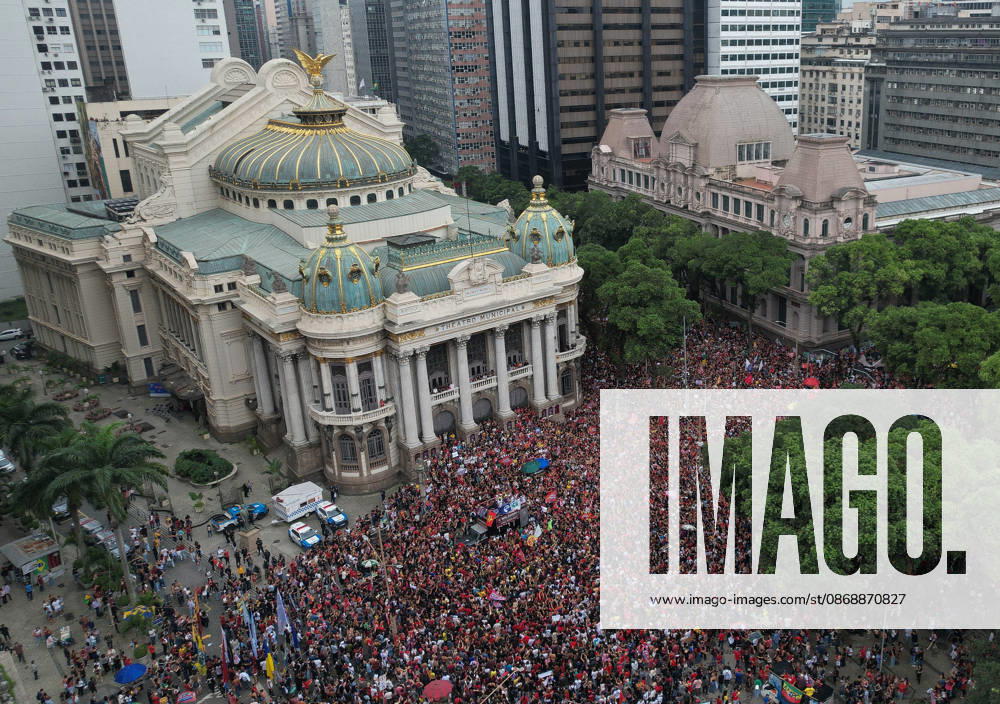 Thousands of demonstrators gathered in downtown Rio de Janeiro RIO DE JANEIRO, BRAZIL - OCTOBER 7: Thousands of demonstrators gathered in downtown in support of presidential candidate Luiz Inacio Lula da Silva (PT) ahead of the second round of Brazil’s presidential election in Rio de Janeiro on October 7, 2026. The demonstration, organized under the name Youth on the Streets for Democracy, began at Candelaria and continued with a march toward Cinelandia. Students gathered at noon for an event organized by the Rio de Janeiro State Students’ Union (UEE-RJ) as a peaceful demonstration in defense of democracy, student rights, education and equality. Fabio Teixeira Anadolu Rio de Janeiro Brazil. Editorial use only. Please get in touch for an