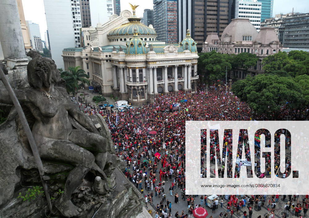 Thousands of demonstrators gathered in downtown Rio de Janeiro RIO DE JANEIRO, BRAZIL - OCTOBER 7: Thousands of demonstrators gathered in downtown in support of presidential candidate Luiz Inacio Lula da Silva (PT) ahead of the second round of Brazil’s presidential election in Rio de Janeiro on October 7, 2026. The demonstration, organized under the name Youth on the Streets for Democracy, began at Candelaria and continued with a march toward Cinelandia. Students gathered at noon for an event organized by the Rio de Janeiro State Students’ Union (UEE-RJ) as a peaceful demonstration in defense of democracy, student rights, education and equality. Fabio Teixeira Anadolu Rio de Janeiro Brazil. Editorial use only. Please get in touch for an