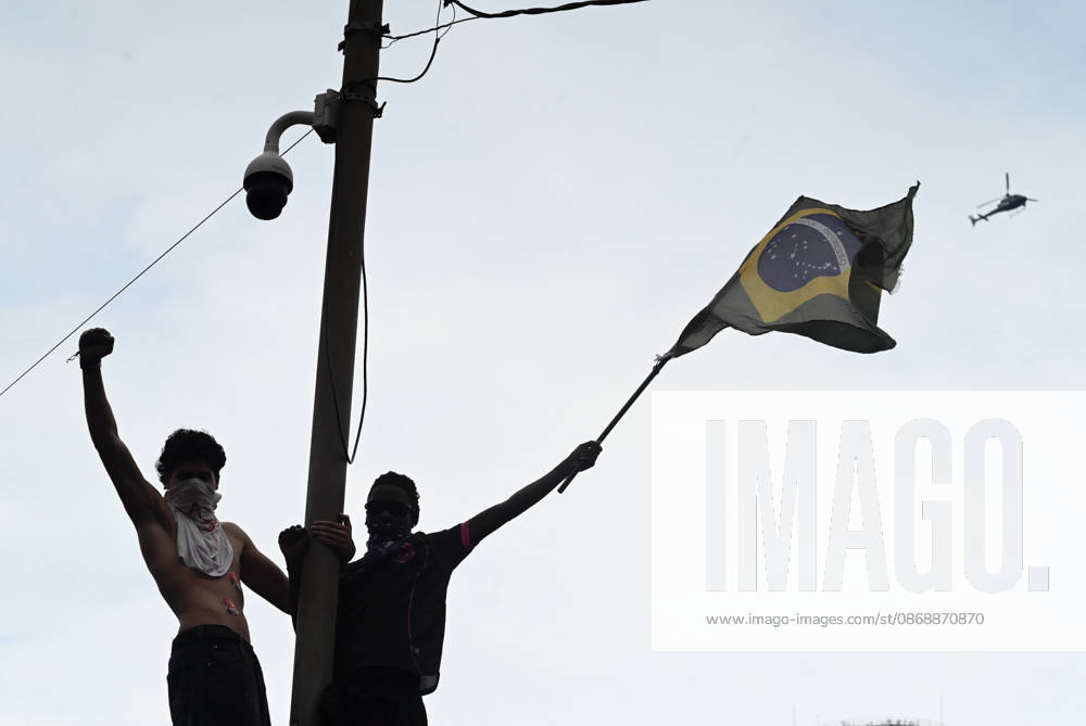 Thousands of demonstrators gathered in downtown Rio de Janeiro RIO DE JANEIRO, BRAZIL - OCTOBER 7: Thousands of demonstrators gathered in downtown in support of presidential candidate Luiz Inacio Lula da Silva (PT) ahead of the second round of Brazil’s presidential election in Rio de Janeiro on October 7, 2026. The demonstration, organized under the name Youth on the Streets for Democracy, began at Candelaria and continued with a march toward Cinelandia. Students gathered at noon for an event organized by the Rio de Janeiro State Students’ Union (UEE-RJ) as a peaceful demonstration in defense of democracy, student rights, education and equality. Fabio Teixeira Anadolu Rio de Janeiro Brazil. Editorial use only. Please get in touch for an