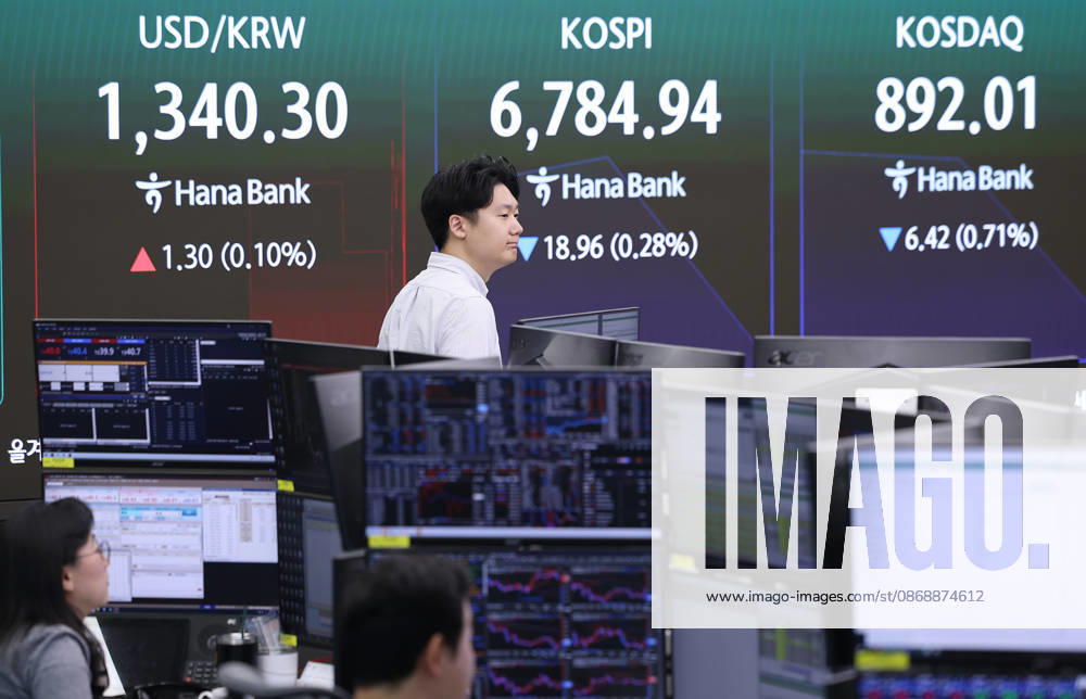KOSPI falls KOSPI falls A financial data screen in the dealing room of Hana Bank in Seoul on Oct. 8, 2026, shows the benchmark Korea Composite Stock Price Index having lost 0.28 percent from the previous session to an intraday low of 6,784.94 in early trading. (Yonhap) 2026-10-08 09:42:45 <Copyright ¨Ï 1980-2026 YONHAPNEWS AGENCY. .> ¼¿ïƯº°½Ã