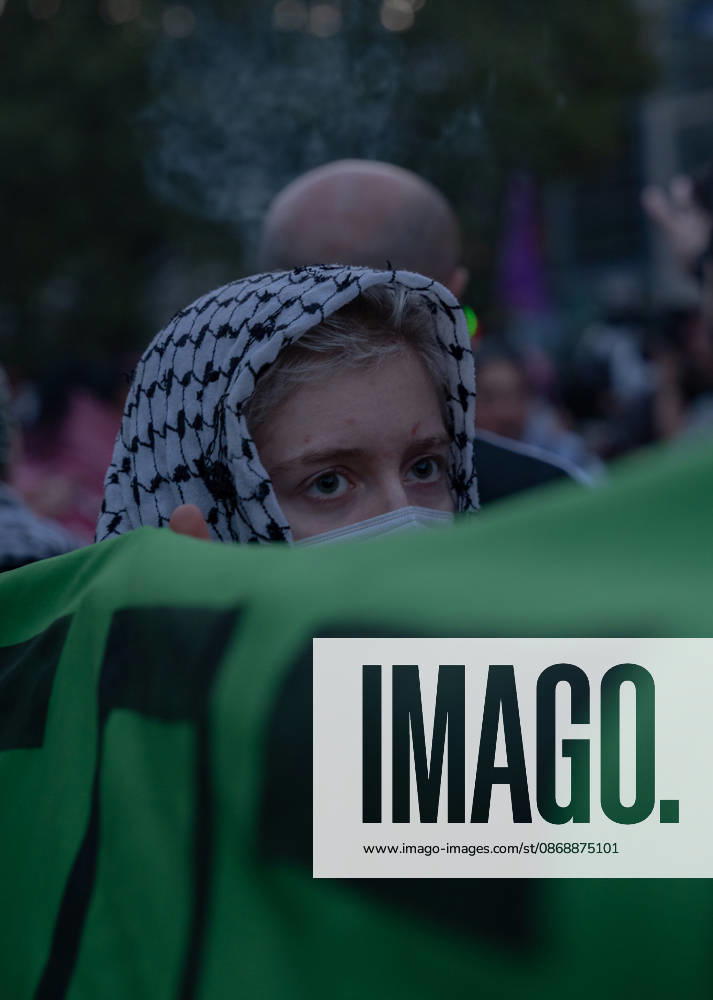 Hundereds of pro-palestinian protesters gather in Berlin, Germany, on October 7, 2026. This marks the three-year anniversary of the Hamas led border attacks in Southern Israel. Germany - ZUMAj167 20261007_zip_j167_020