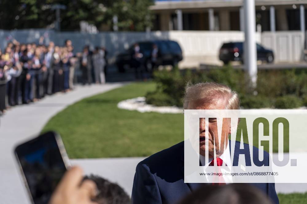 Trump Departs White House in Washington, USA - 7 Oct 26 President Donald Trump speaks to the media before departing on Marine One from the South Lawn of the White House. Trump was enroute to a campaign event in San Antonio, Texas. Washington United States