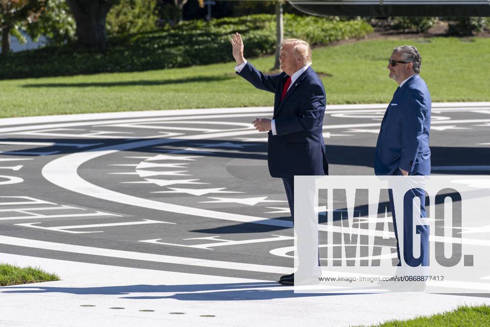 Trump Departs White House in Washington, USA - 7 Oct 26 President Donald Trump, joined by Sen. Ted Cruz, waves to supporters before departing on Marine One from the South Lawn of the White House. Trump was enroute to a campaign event in San Antonio, Texas. Washington United States