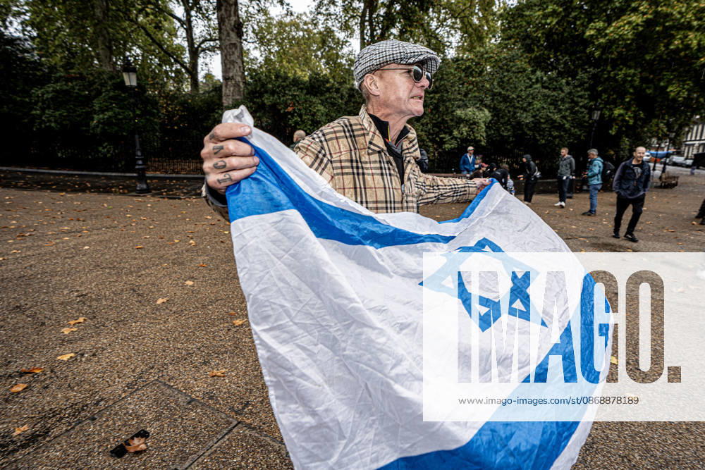 Pro-Israeil counter protestors challenge pro-Palestine demonstrators in London, UK - 7 OCT 2026. A old man seen holding a flag (Israeli flag) during the protest . Pro-Palestine activists from Central London Universities chose the 3rd anniversary of the October 7th attack by Hamas to protest against Israel’s war on Gaza. They clashed en route with pro-Israeli counter protestors. The demonstration was arranged by an inter-uni coalition that includes King’s College and LSE. London United Kingdom