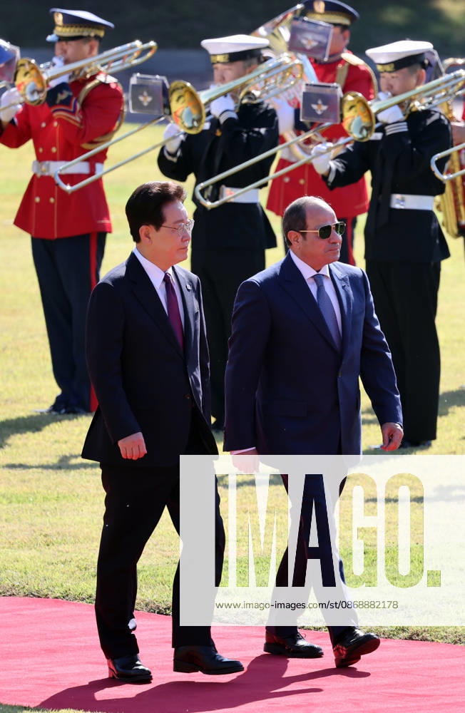 S. Korea-Egypt summit S. Korea-Egypt summit Egyptian President Abdel Fattah El-Sisi (R), accompanied by South Korean President Lee Jae Myung, inspects an honor guard as they attend a welcome ceremony for the Egyptian leader prior to their summit talks at the presidential office Cheong Wa Dae in Seoul on Oct. 8, 2026. (Yonhap) 2026-10-08 11:26:56 <Copyright ¨Ï 1980-2026 YONHAPNEWS AGENCY. .> ¼¿ïƯº°½Ã