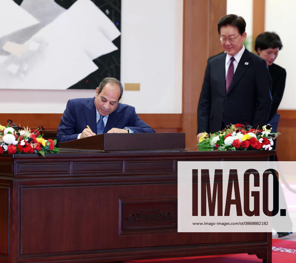 S. Korea-Egypt summit S. Korea-Egypt summit South Korean President Lee Jae Myung (R) looks on as Egyptian President Abdel Fattah El-Sisi signs a guest book before they hold summit talks at the presidential office Cheong Wa Dae in Seoul on Oct. 8, 2026. (Yonhap) 2026-10-08 11:27:15 <Copyright ¨Ï 1980-2026 YONHAPNEWS AGENCY. .> ¼¿ïƯº°½Ã