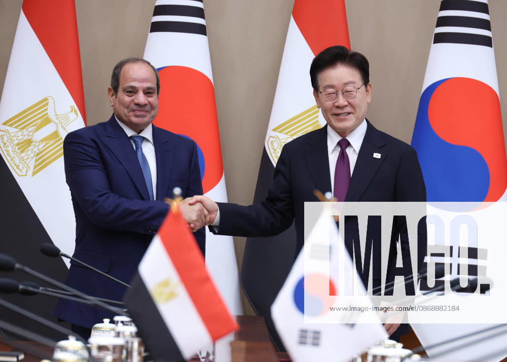 S. Korea-Egypt summit S. Korea-Egypt summit South Korean President Lee Jae Myung (R) poses for a photo with Egyptian President Abdel Fattah El-Sisi prior to their summit talks at the presidential office Cheong Wa Dae in Seoul on Oct. 8, 2026. (Yonhap) 2026-10-08 11:27:35 <Copyright ¨Ï 1980-2026 YONHAPNEWS AGENCY. .> ¼¿ïƯº°½Ã
