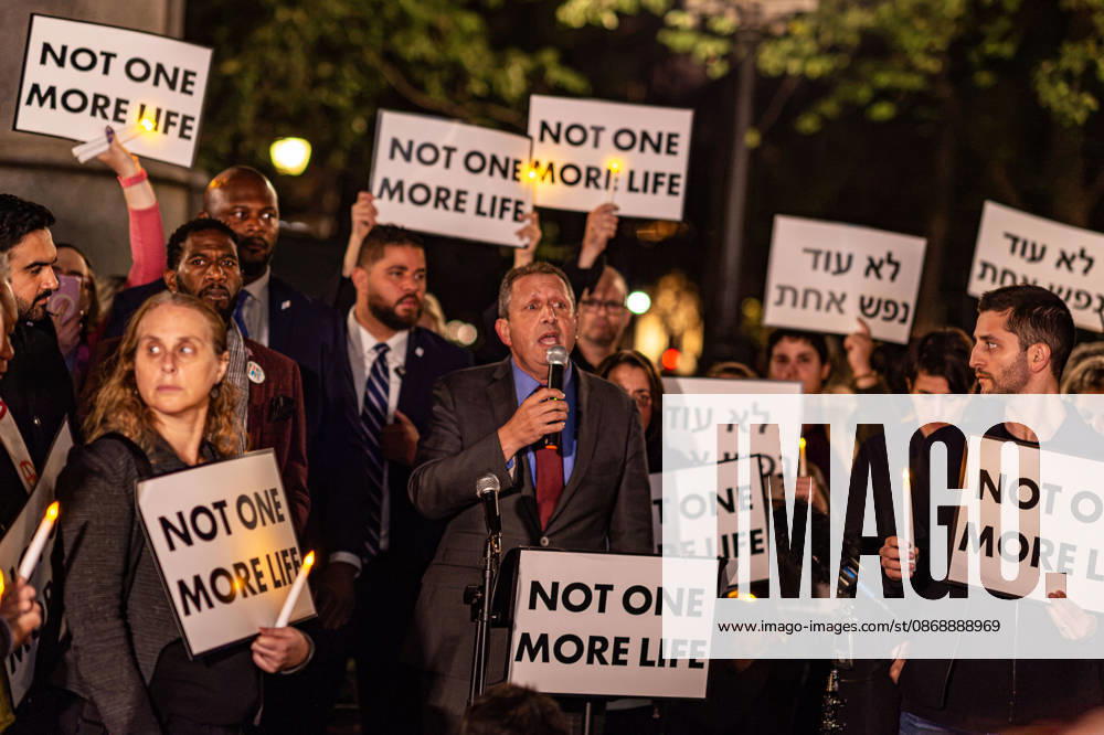 The Union Square candlelight vigil organized by the group Israelis for Peace on October 7th 2026 went on in spite of loud protests by pro-Palestinian activists. Several public officials, including New York City mayor ZOHRAN MAMDANI, joined the group in commemorating the Israeli lives lost on Ocotober 7th 2023 despite the protests. Congrssional candidate BRAD LANDER speaks at the podium. New York USA - ZUMAh214 20261007_znp_h214_007