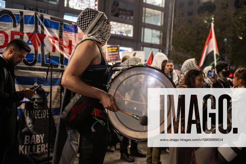 The Union Square candlelight vigil organized by the group Israelis for Peace on October 7th 2026 went on in spite of loud protests by pro-Palestinian activists. Several public officials, including New York City mayor ZOHRAN MAMDANI, joined the group in commemorating the Israeli lives lost on Ocotober 7th 2023 despite the protests. New York USA - ZUMAh214 20261007_znp_h214_016