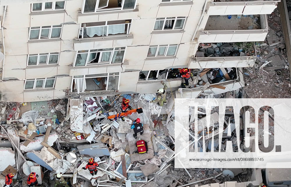 Partial collapse occurs in 7-story building in Istanbul s Maltepe district ISTANBUL, TURKIYE - OCTOBER 8: An aerial view shows search and rescue operations underway after the lower floors of a seven-story building partially collapse in the Maltepe district of Istanbul, Turkiye, on October 8, 2026. Murat Sengul Anadolu Istanbul Turkey. Editorial use only. Please get in touch for any other usage.