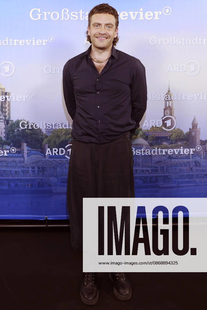 Enrique Fiß at the photo call celebrating the 40th anniversary of the ARD series *Großstadtrevier* at the Astor Film Lounge in Hamburg, October 7, 2026 Foto:xFuturexImagex grossstadtrevier_6017