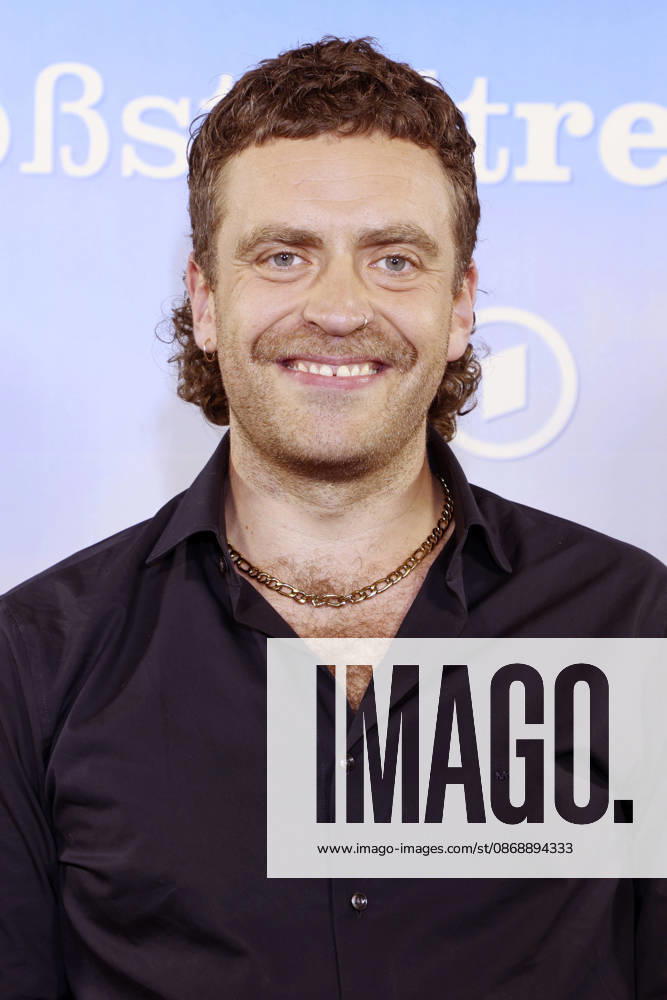 Enrique Fiß at the photo call celebrating the 40th anniversary of the ARD series *Großstadtrevier* at the Astor Film Lounge in Hamburg, October 7, 2026 Foto:xFuturexImagex grossstadtrevier_6018