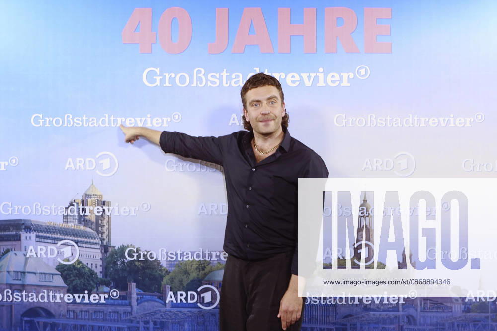 Enrique Fiß at the photo call celebrating the 40th anniversary of the ARD series *Großstadtrevier* at the Astor Film Lounge in Hamburg, October 7, 2026 Foto:xFuturexImagex grossstadtrevier_6020