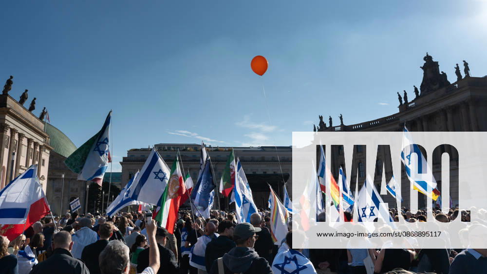 Memorial ceremony at Bebelplatz in Berlin-Mitte, the heart of the German capital. Memorial event marking the 3rd anniversary of the Hamas terrorist attack in Israel on October 7. Never forget, never remain silent, Berlin, Berlin, Germany, Bebelplatz