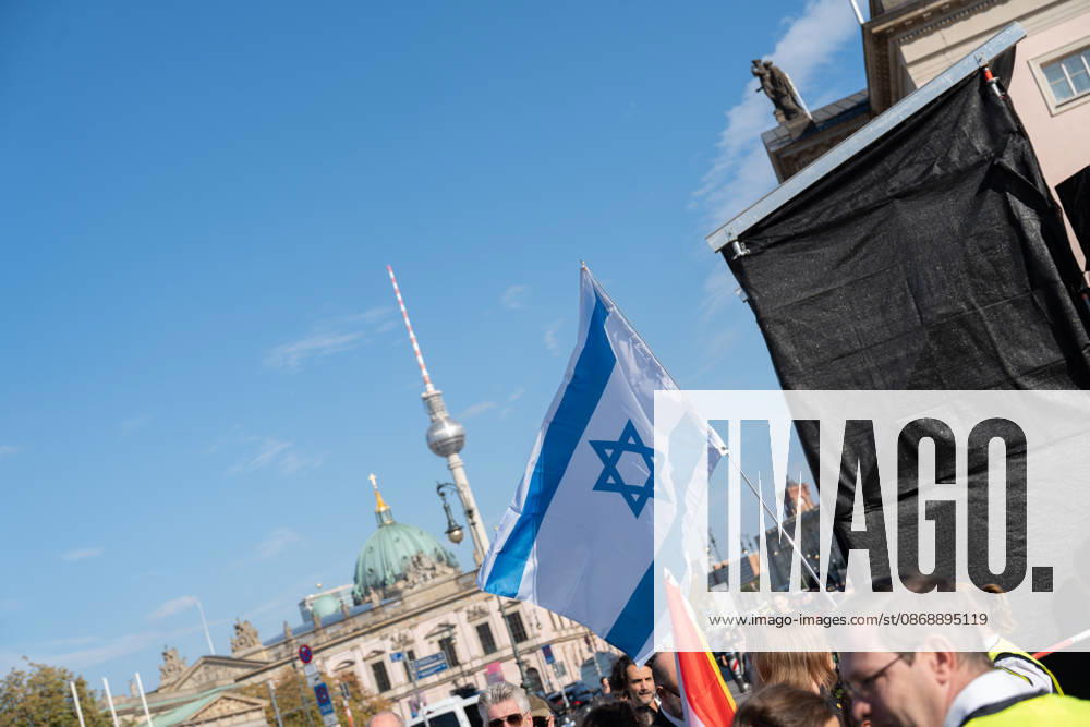 Memorial ceremony at Bebelplatz in Berlin-Mitte, the heart of the German capital. Memorial event marking the 3rd anniversary of the Hamas terrorist attack in Israel on October 7. Never forget, never remain silent, Berlin, Berlin, Germany, Bebelplatz